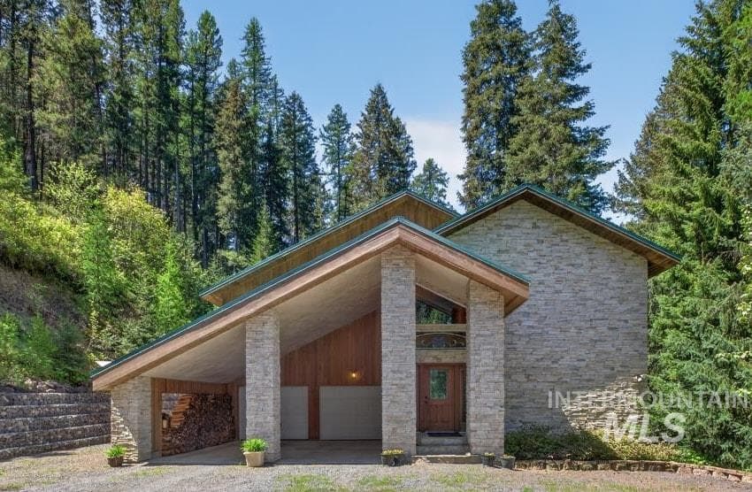 1761 Little Bear Ridge, Troy