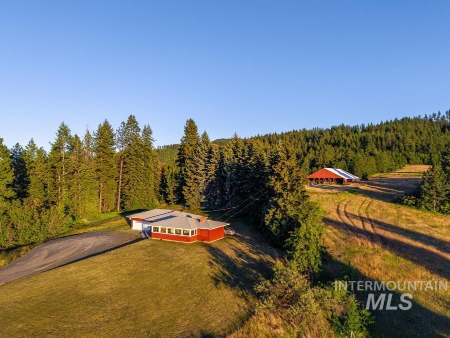 1011 Hall Rd., Viola
